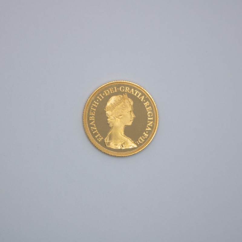 Libra em ouro, do ano 1980, com a rainha Elizabeth II. Esta libra apresenta o segundo retrato da rainha, usando uma tiara.