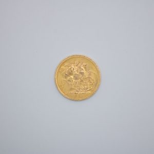 Reverso da Libra em ouro, do ano 1966, com a rainha Elizabeth II, apresentado o cavaleiro S. Jorge e o dragão.